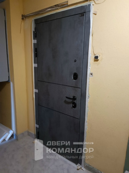 Входная дверь Infinity  Бетон светлый зеркало Лабиринт (Типовая серия П44)